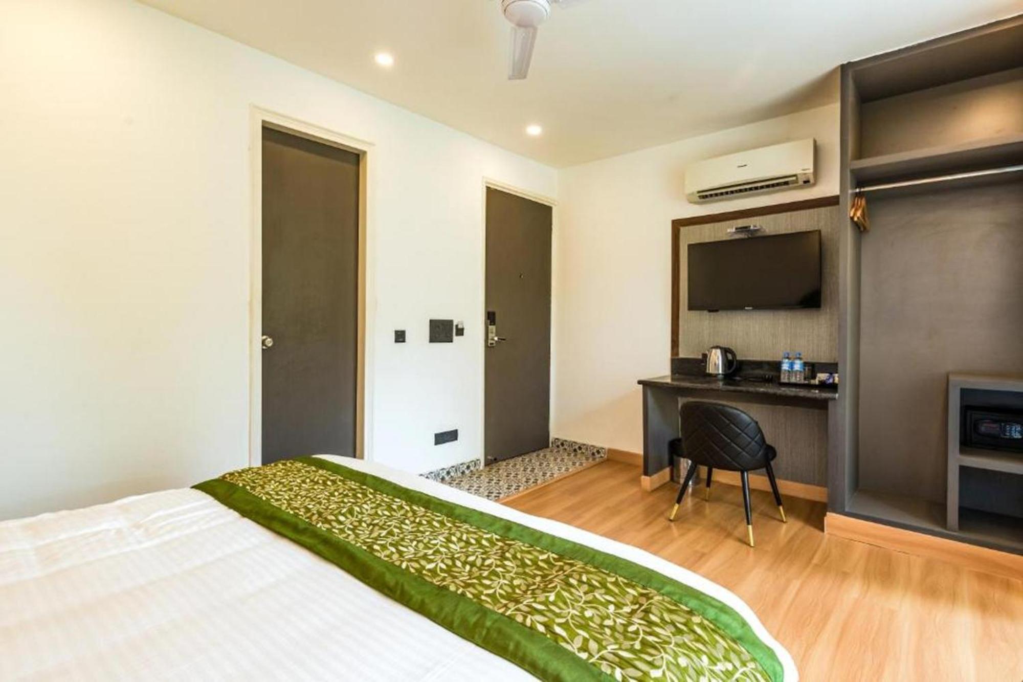 Hotel Mayur At Cr Park Нью-Дели Экстерьер фото